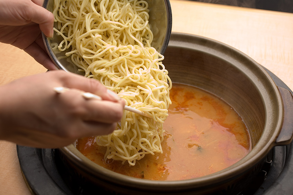 唐味噌鍋の〆に麺を入れる